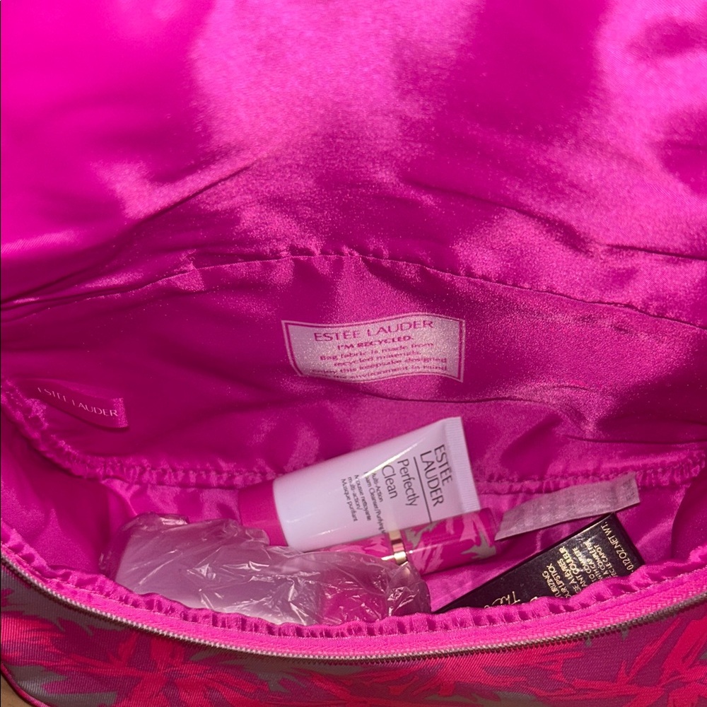 Estée Lauder pink train cosmetic bag + goodies - Picture 5 of 5